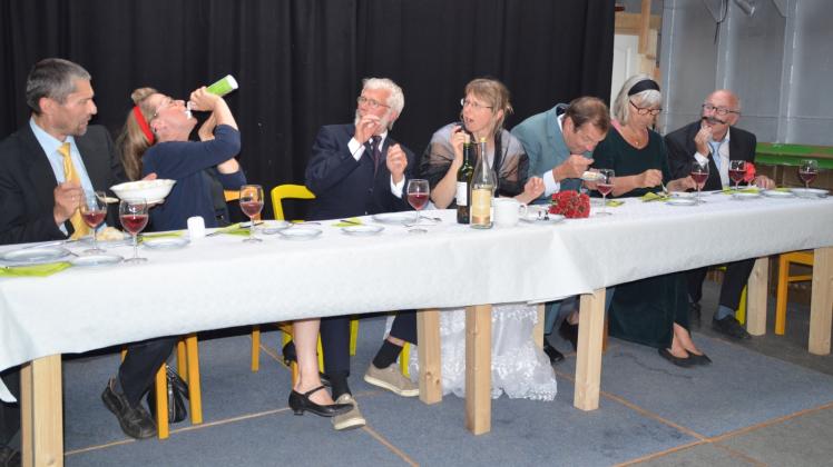 Geben vollen Einsatz für das Gelingen ihres Stückes: die Schauspieler vom Boizenburger Elbkahntheater