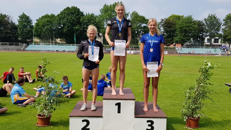 Strahlende Siegerinnen: Die LAV-Athletinnen Hannah Bittorf, Mara Häußler und Katharina Mattern (v.l.) beherrschen in Neubrandenburg den Dreisprung und belegen die ersten drei Plätze.  