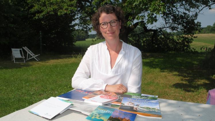 Vor einem Jahr hat Stefanie Burr zusammen mit Christa Budde das Buch „Ach Mami“ veröffentlicht. Darin erzählen sie Geschichten über den „Wahnsinnsalltag“ mit Kindern. 