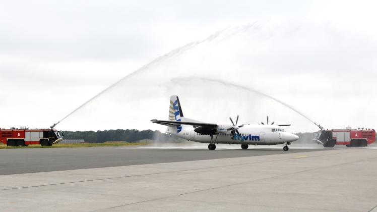 Begrüßt wurde die erste Maschine zur Eröffnung der neuen Flugverbindung traditionell mit einem Wasserbogen der Flughafenfeuerwehr. 