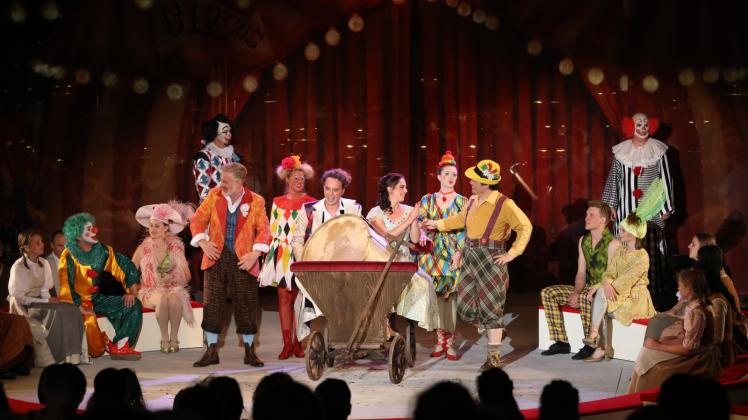 Bunt und stimmgewaltig: Die Mitglieder einer Komödiantentruppe gaben bei der Premiere der Oper „Der Bajazzo“ vollen Einsatz. 