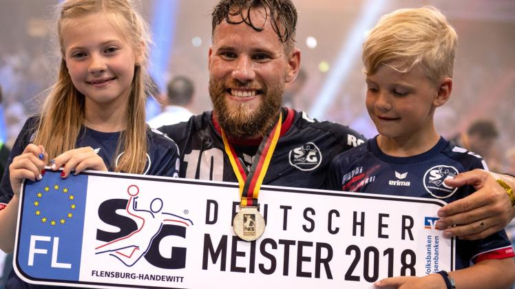 Perfekter Ausklang einer Ära: SG-Legende Thomas Mogensen feiert zusammen mit Tochter Asta und Sohn Theo die Meisterschaft.