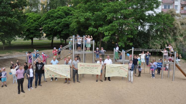 Halt beim Stadtradeln: Der neugestaltete Spielplatz im Berliner Weg. Steppkes der Kita „Piccolino“ probieren die neuen Geräte gleich aus. 