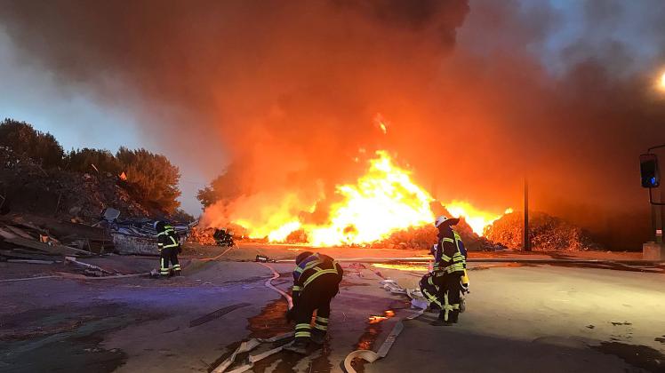 Großbrand in der Recyclinganlage in Parkentin ausgebrochen - 3.000 Kubikmeter Plastikmaterial in Flammen - Feuerwehren im Großeinsatz