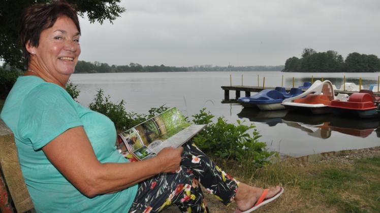 Entspannung am Wasser: Marion Dahlmann lehnt sich zurück und findet jeden Tag aufs Neue das Schöne in Kaspelwerder. 