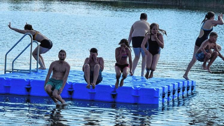 Das machte Laune: Die Wariner Jugend weihte zünftig die neue Badeinsel im Großen Wariner See ein.