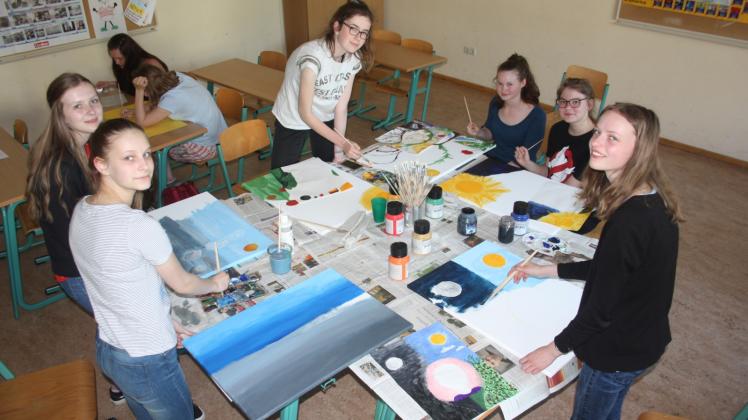 Einmal pro Woche arbeiten die Mädchen an ihren Leinwänden. Ende Juni wird eines der Werke in der Projektpräsentation des Künstlerbundes im Original zu sehen sein. 