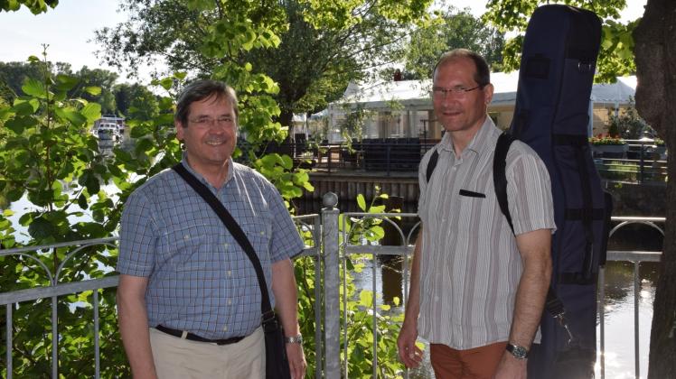 Ein schöner Platz zum Musizieren: Wolfgang Friedrich (l.) und Volker Schubert freuen sich auf das Konzert auf den Hafenterrassen.  