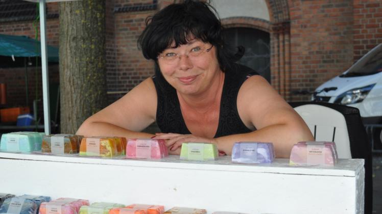 Seit zehn Jahren organisiert Manuela Fehrenberg aus Kirch Rosin den Sommermarkt des Kunsthandwerks. Sie selbst bietet selbst gemachte Seifen – unter anderem mit Ringelblumen, Lavendel oder Weihrauch – an.