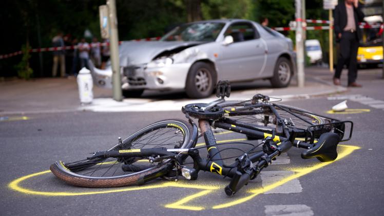 Die Polizei untersucht einen Verkehrsunfall zwischen einem Auto- und einem Fahrradfahrer.