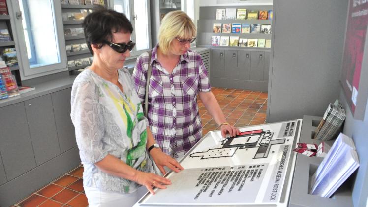 Der taktile Orientierungsplan hilft seit 2011 Besuchern des Kulturhistorischen Museums durch das Haus. Gudrun Buse (l.) und Manuela Pursche vom Blinden- und Sehbehindertenverein haben bei der Entwicklung geholfen.