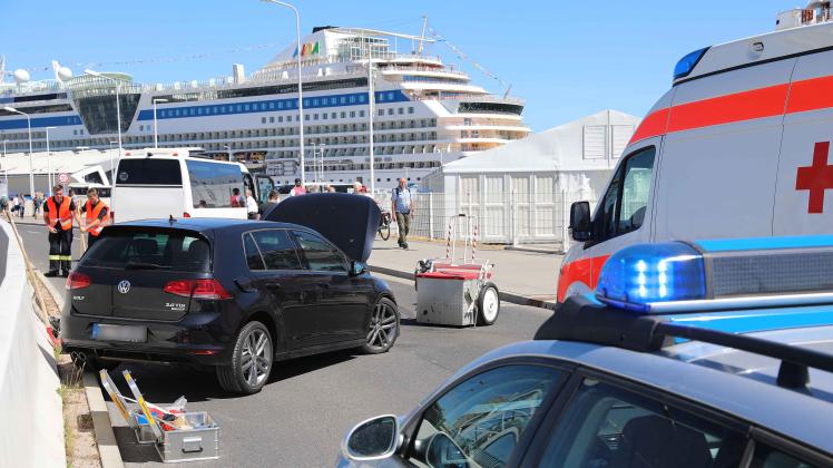 Unfall in Warnemünde direkt vor Kreuzfahrtschiff: Auto kracht in Kleinbus mit Kreuzfahrtpassagieren - 7 Verletzte