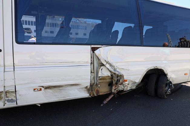 Unfall in Warnemünde direkt vor Kreuzfahrtschiff: Auto kracht in Kleinbus mit Kreuzfahrtpassagieren - 7 Verletzte