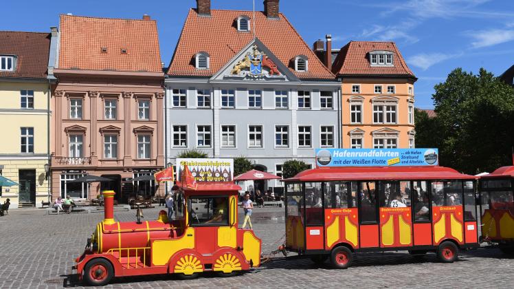 Stralsund: Die Hanse-Bahn fährt Touristen über den Alten Markt. 