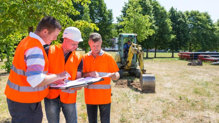 Wir schaffen das: Marko Kinski, Leitender Verwaltungsbeamter (l.), bespricht mit Mitarbeitern von Wemag und Wohnungsgesellschaft die nächsten Schritte. 
