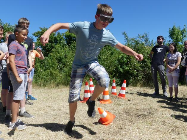 Auf wackligen Beinen und mit Alkoholbrille umrundet Ben den Hindernisparcours. Auf wackligen Beinen und mit Alkoholbrille umrundet Ben den Hindernisparcours.