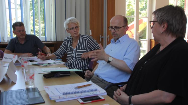 Diskutierten, wie man die Schulen besser ausstatten könnte: Siegbert Schwab (GEW, von links), Astrid Henke (GEW), Carsten Hillgruber und Marlis Tepe (GEW).