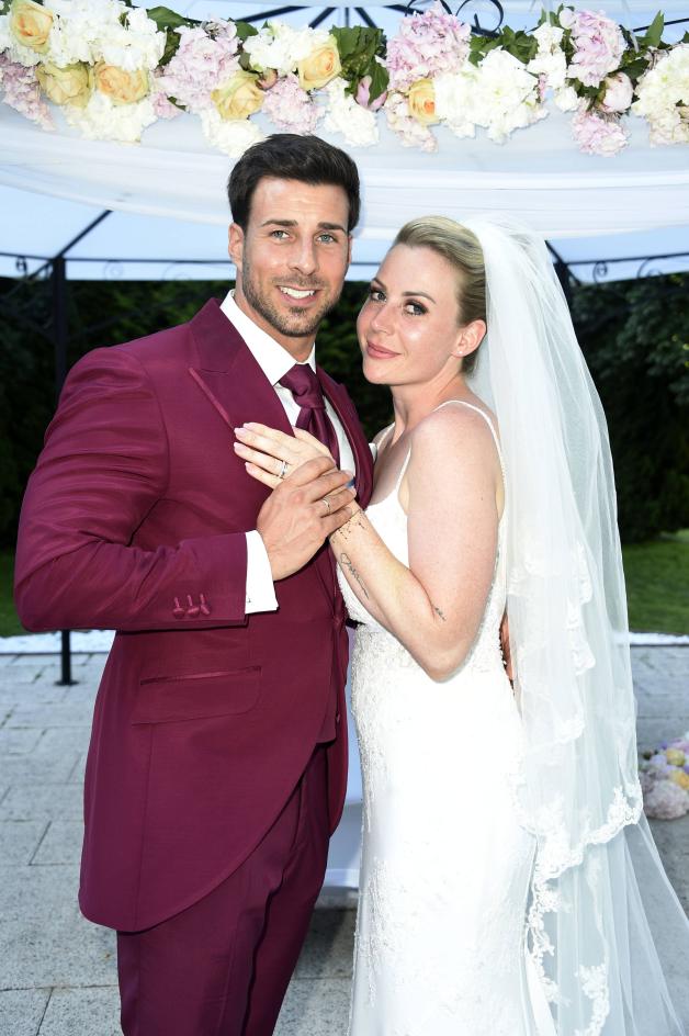 Die Presse war auch geladen: Leonard Freier und Caona Maron beim Fototermin bei ihrer Hochzeit auf Schloss Wulkow. 