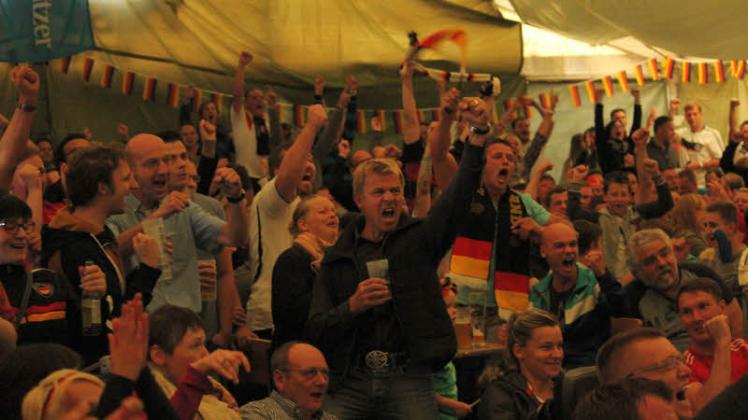 Jubelnde deutsche Fans beim Public Viewing an der Ölmühle während des 4:0 gegen Portugal während der WM 2014. Auch bei der WM 2018 wird an der Ölmühle wieder mitgefiebert. Bei den deutschen Spielen im Speicher oder Kaisersaal, bei allen weiteren Partien auf mehreren Ebenen im Uferturm. 