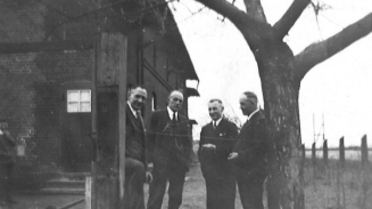 Die Fotografie von 1937 entstand am sogenannten Lindenberger Bahnhof und zeigt als Zweiten von links den Vater von Elke Kraft. 