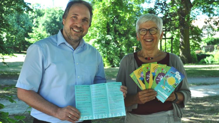 Staffelübergabe beim Kinder-Kunst-Kompass: Heidemarie Beyer legt die Organisation nun in die Hände von Dr. Tilmann Wesolowski. 