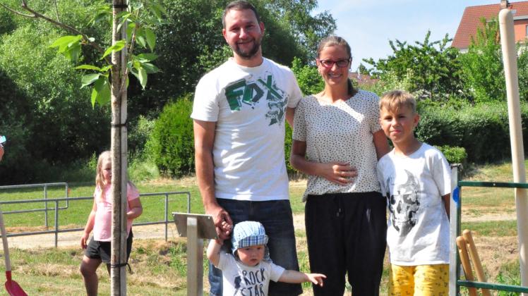 Der kleine Noah ist einer der jüngsten Sanitzer, den die Gemeinde beim Fest begrüßt. Mutter Catharina Pawlowski, Vater Sebastian Pfister und Bruder Elias haben den Baum miteingepflanzt. 