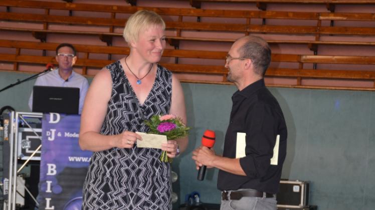 Auf der Jubiläumsfeier wurde Nadine Kant für ihre sportlichen Leistungen geehrt. Sven Jegminat übergab ihr Blumen. 