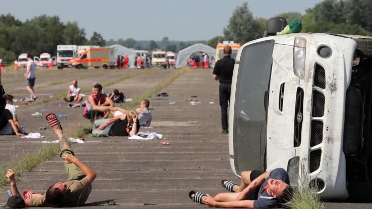 Verletzte nach einer Windhose: Dieses Szenario probten die Retter auf dem ehemaligen russischen Flugplatz Pütnitz bei Ribnitz-Damgarten. Fotos: Bernd Wüstneck 