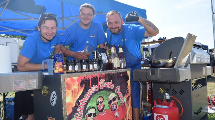 „Rückwärts grillen“ ist das Geheimnis der „Güstrower Sizzle Crew“. Kevin Kiera, Toni Bork und Uwe Höhne (v.l.) waren zum ersten Mal bei einer Grill-Meisterschaft dabei. 