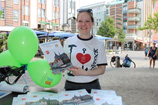 Informiert: Ulrike Ehlers verteilt das Jubiläumsmagazin zum Hansetag.