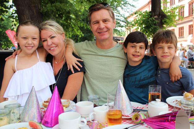 Leckerer Aufenthalt: Clara und Anne-Kathrin Bomke, Rüdiger Schulze, Jan und Jonas Schöneberg (v. l.) lassen es sich gut gehen. Die Patchwork-Familie ist erstmals beim Bürger-Brunch dabei. Leckerer Aufenthalt: Clara und Anne-Kathrin Bomke, Rüdiger Schulze, Jan und Jonas Schöneberg (v. l.) lassen es sich gut gehen. Die Patchwork-Familie ist erstmals beim Bürger-Brunch dabei.