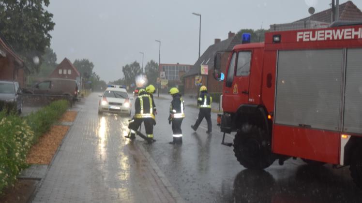 Die Gullys auf dem Mecklenburgring liefen nach dem Unwetter über, die Sternberger Feuerwehr musste ausrücken.