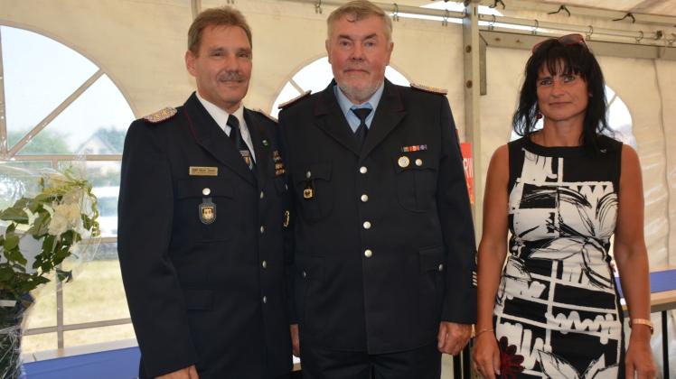 Bekam die Ehrennadel in Gold: Kreisbrandmeister Mayk Tessin (l.) würdigte den noch amtierenden Wehrführer von Göllin Reiner Koch für sein jahrelanges Engagement. Auch Bernitts Bürgermeisterin Birgit Czarschka gratulierte. 