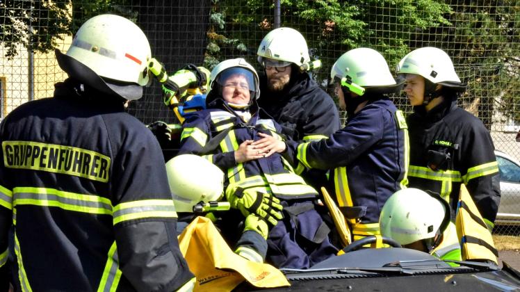 Gerettet: Julia Meier wurde bei einer Vorführung von Parchimer Feuerwehrkameraden aus dem Unfallwagen freigeschnitten.