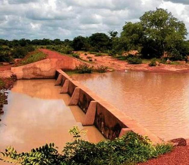 Reparaturbedürftig: Der 2004/2005 errichtete Staudamm von Sien mit seinem Betonüberlauf hat die sintflutartigen Regenfälle des vergangenen Jahres überstanden, aber einige bedrohliche Risse davongetragen. Foto: privat Reparaturbedürftig: Der 2004/2005 errichtete Staudamm von Sien mit seinem Betonüberlauf hat die sintflutartigen Regenfälle des vergangenen Jahres überstanden, aber einige bedrohliche Risse davongetragen. Foto: privat