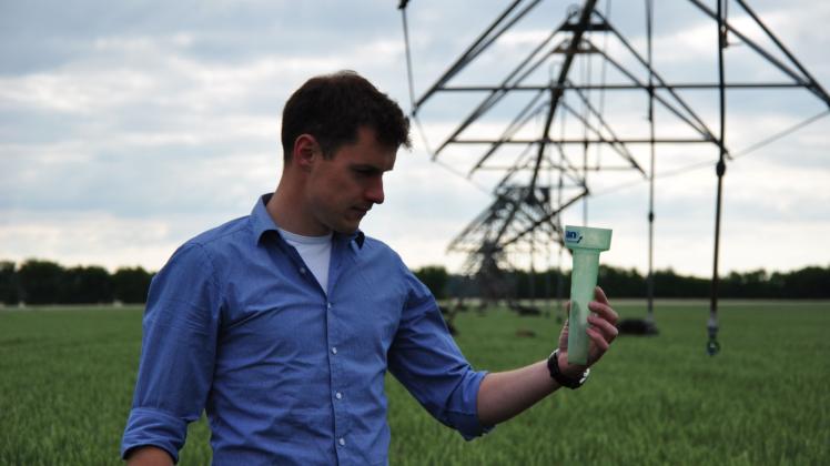 Gut gefüllt war der Regenmesser nach dem letzten Schauer. Der Kreisregner wird in dieser Woche aber wieder eingeschaltet, denn die 35 Liter, die Landwirt Stefan Riemer gemessen hat, reichen nicht aus. 
