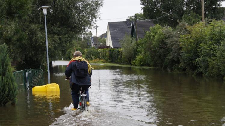 Tagelanger Regen hatte 2011 in Rostock zu großflächigen Überschwemmungen geführt. Kritiker fürchten ähnlich verheerende Ereignisse durch die aktuelle bauliche Verdichtung.