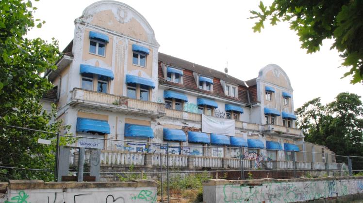 Kein Aushängeschild für Zippendorf: Das denkmalgeschützte Strandhotel wartet schon lange auf eine Sanierung. 