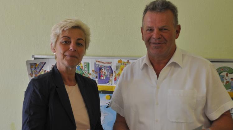 Die Fördermittel wurden von Landrätin Kerstin Weiss an Bürgermeister Ingo Melchin direkt in der Schlagsdorfer Kita übergeben.  