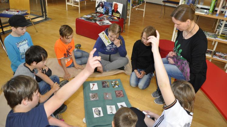 Bibliothekarin Petra Sommerfeld Mader lotst die Schüler von Station zu Station. 