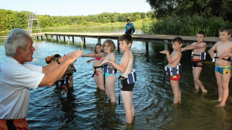 Im Naturbad am Passower See finden immer die Schwimmkurse für die Grundschüler statt.