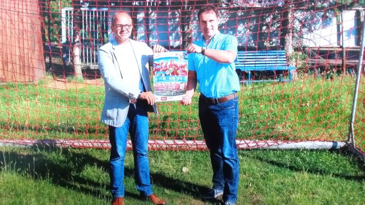 Im Fußballfieber: Dietmar Beutling (l.) und Jens Anderson freuen sich auf den Besuch der Fußballschule. 
