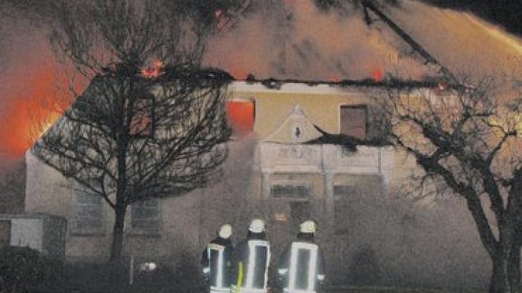 Die Flammen loderten aus dem Gebäude, die Feuerwehrleute  kämpften dagegen bis in den Morgen. Foto: Schwarck