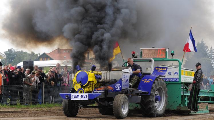 Solche individuell gestalteten Traktoren fahren beim Traktor Pulling in der freien Klasse. 