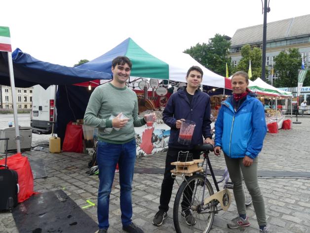 Die Zehntklässler Carline und Jakob (v. r.) der Don-Bosco-Schule unterstützen den Organisator des Kinder- und Jugendprogramms vom Ökumenischen Stadtkirchentag, Marius Dolgner, und konstruierten einen mobilen Smoothie-Mixer. Die Zehntklässler Carline und Jakob (v. r.) der Don-Bosco-Schule unterstützen den Organisator des Kinder- und Jugendprogramms vom Ökumenischen Stadtkirchentag, Marius Dolgner, und konstruierten einen mobilen Smoothie-Mixer.