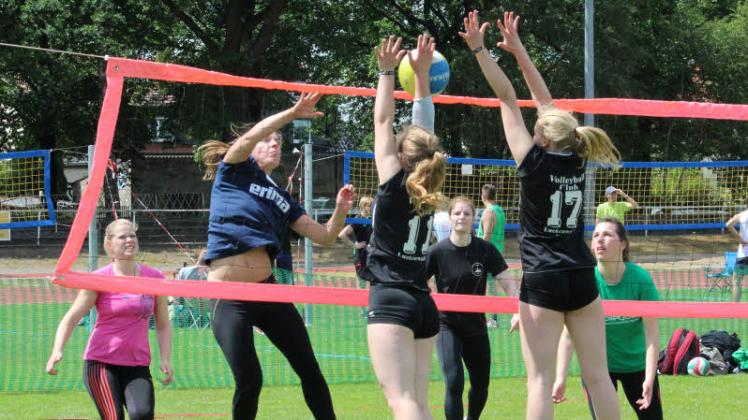 Packende Netzduelle, wie in dieser Szene vor einigen Jahren, sind auch bei der 27. Auflage des Wittenberger Volleyballsommers am kommenden Wochenende garantiert. 