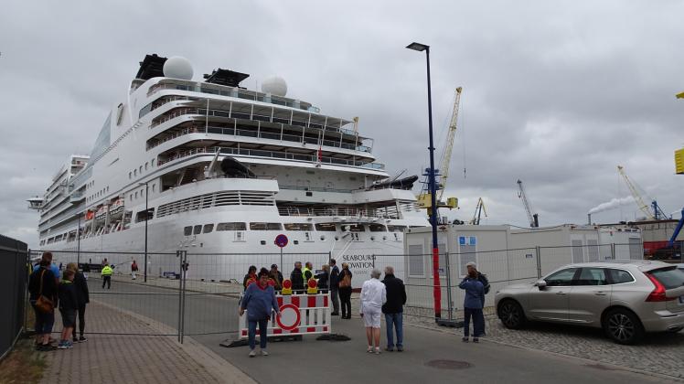 Die 210 Meter lange  „Seabourn Ovation“, hat gestern das erste Mal in Wismar festgemacht. Begrüßt werden die Passagiere von zwei Containern, in denen Zoll und Bundespolizei sitzen. Das soll sich nach Plänen der Stadt ändern.