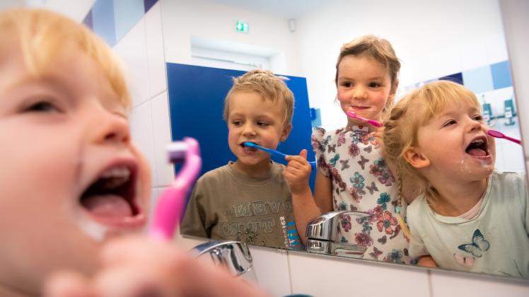 Greifen gleich nach dem Frühstück zur Zahnbürste: Benedikt, Irma und Anni-Luise (v.l.) aus der Kindertagesstätte Spatzennest in Lützow. Der Spaß kommt beim gemeinsamen Bürsten nicht zur kurz. Mundhygiene ist in der Einrichtung der Felicitas GmbH längst ein wichtiger Bestandteil der Betreuung.