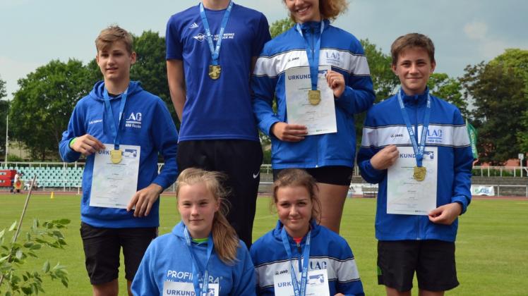 Ging nicht leer aus:  Gold gab es für Erik Hühnel, Julius Hühnel, Leandra Kunkel und Nils Seefeldt (hintere Reihe von links), Bronze holten Marie Uhlendorf und Emma Schröder (vorne von links). 