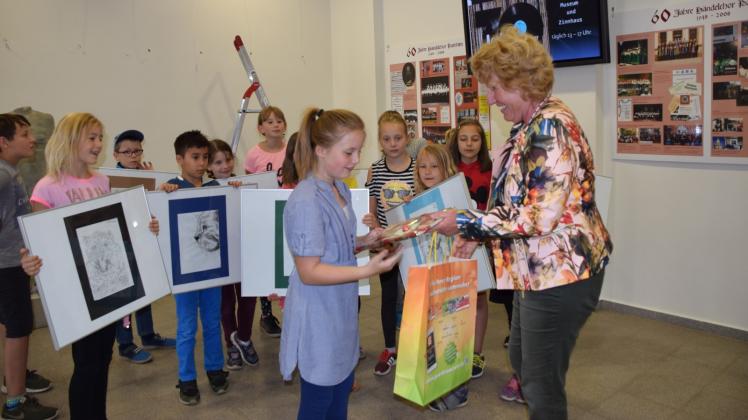 Gratulierte Ida zur Ausstellung im Stadthaus: Kunstlehrerin Bärbel Wilbert.
